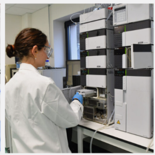 Scientifique travaillant sur un équipement d’analyse en laboratoire