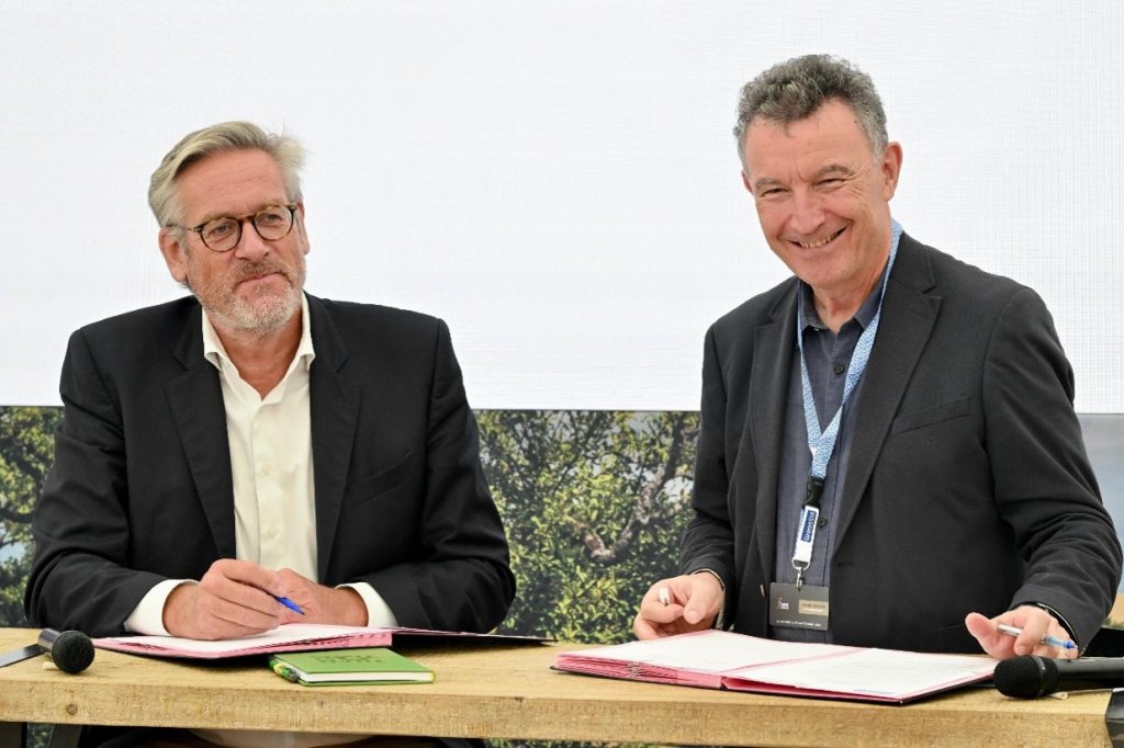 Christoph Büren, Président du Groupe VIVESCIA et Franck Leroy, Président de la Région Grand Est, lors de la signature de la convention le 29 août à Châlons.