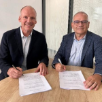 Signature du contrat AFYREN et Terrial par Nicolas Sordet (Directeur Général AFYREN) et Christophe Le Bars (Directeur Général Avril Solutions pour l’agriculture)