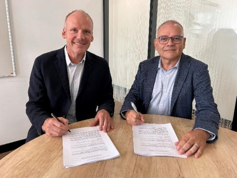 Signature du contrat AFYREN et Terrial par Nicolas Sordet (Directeur Général AFYREN) et Christophe Le Bars (Directeur Général Avril Solutions pour l’agriculture)
